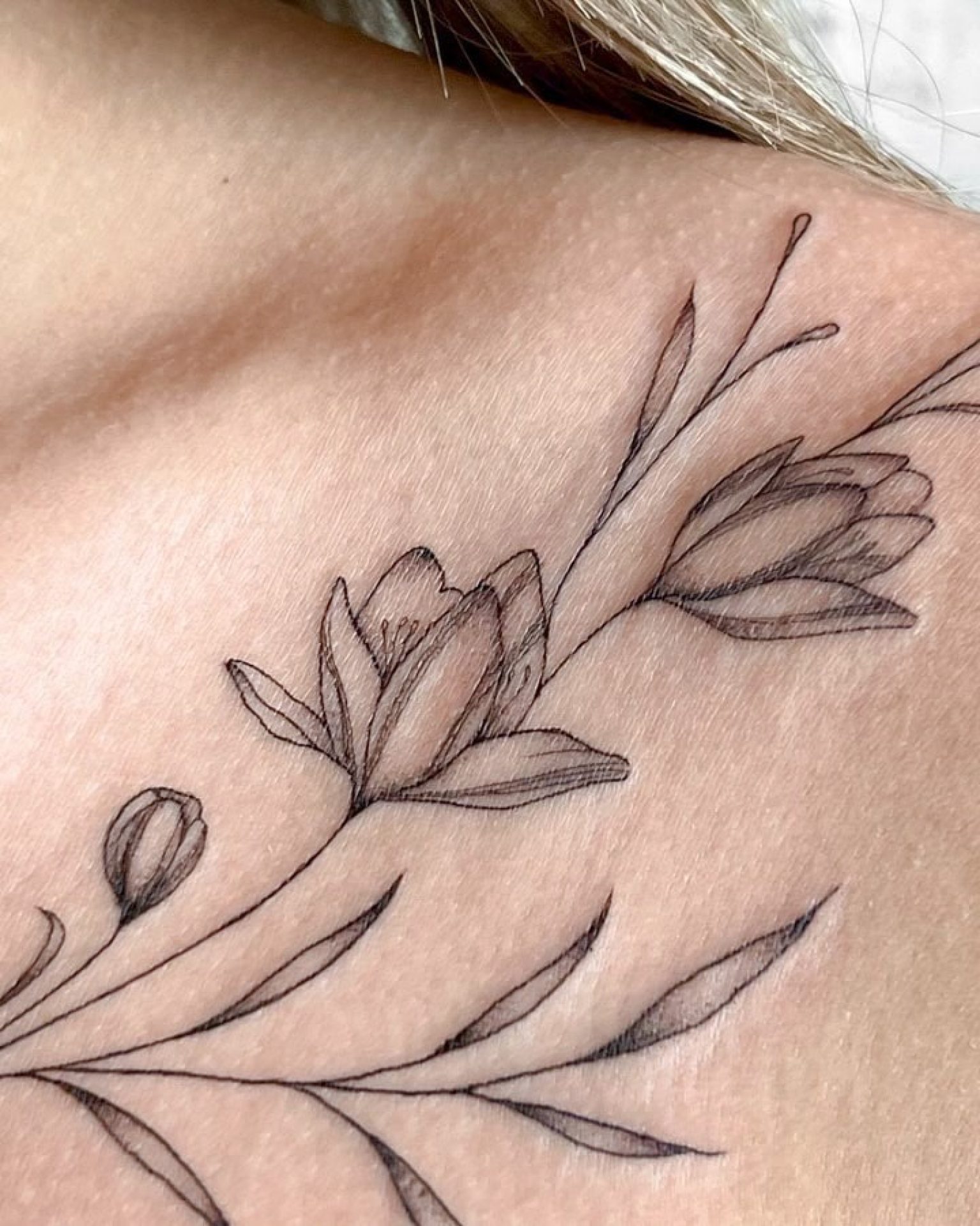 tatouages réalistes floraux sur clavicule