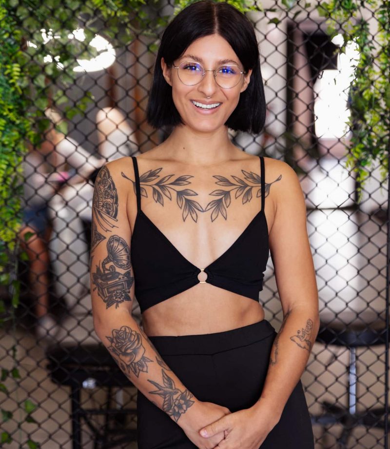 Tatouage floral fin et fleur minimaliste