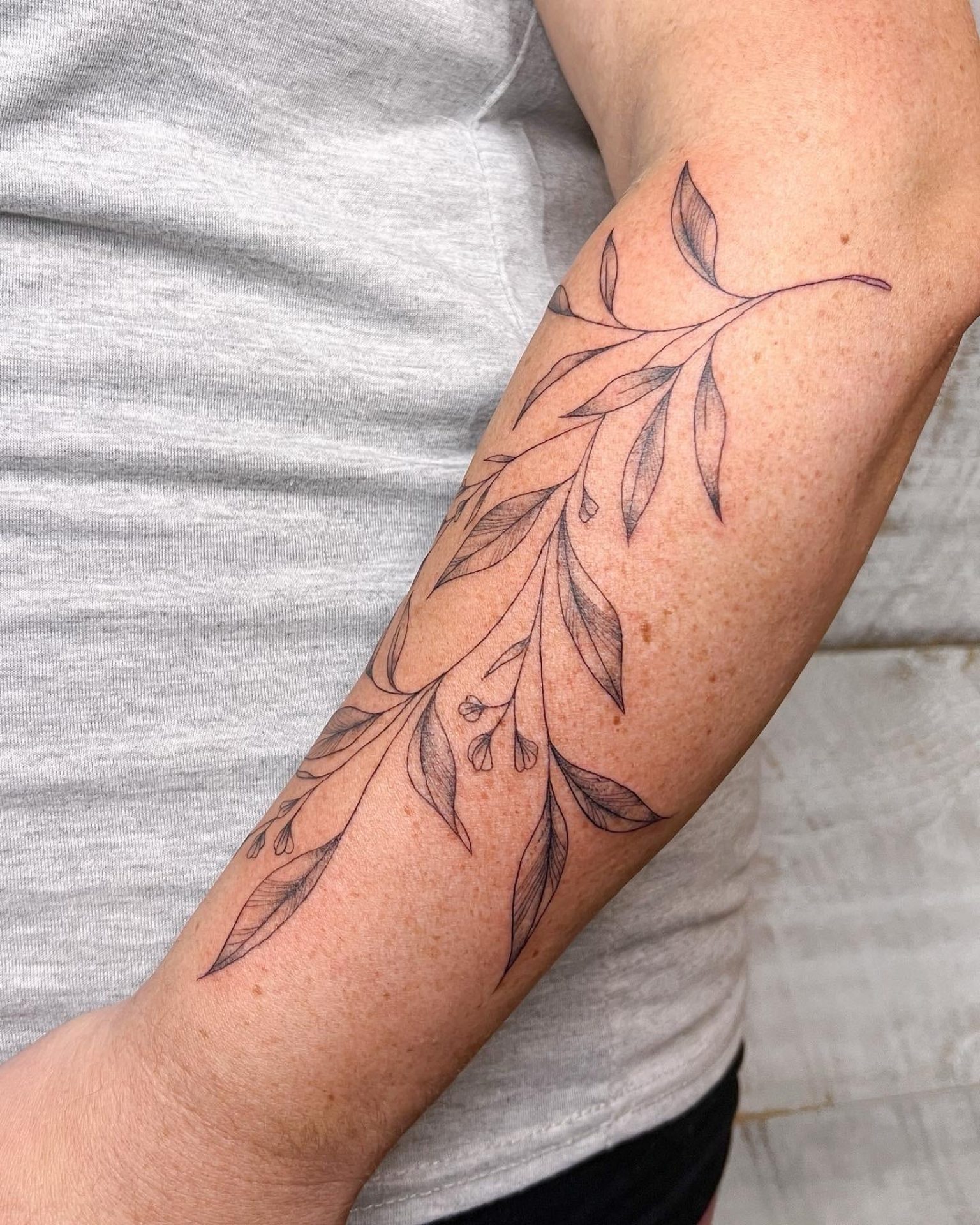 tatouage femme fleur bras