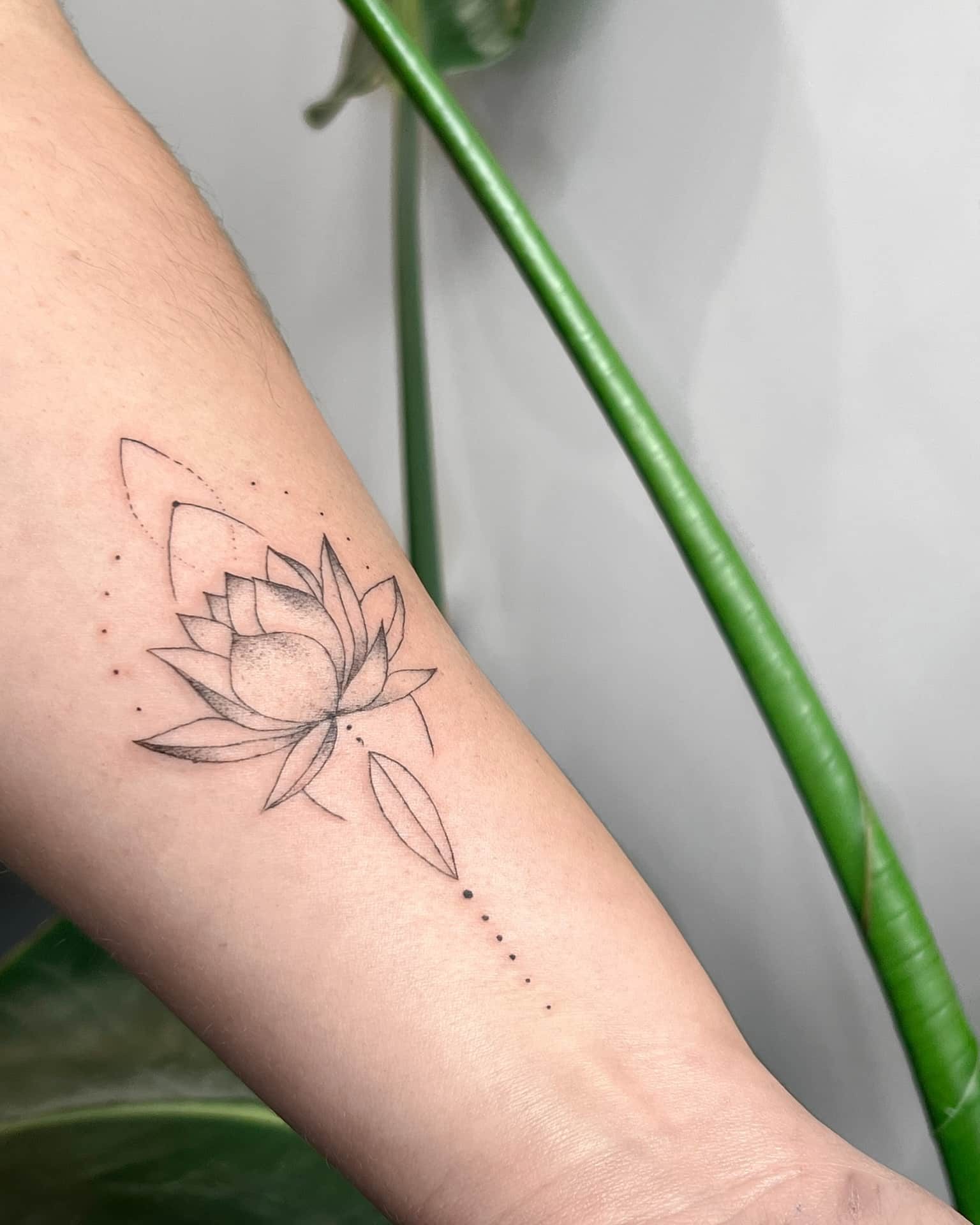 fine line flower tattoo design/ tatouage de fleurs, floral tattoo design/ illustrations florales