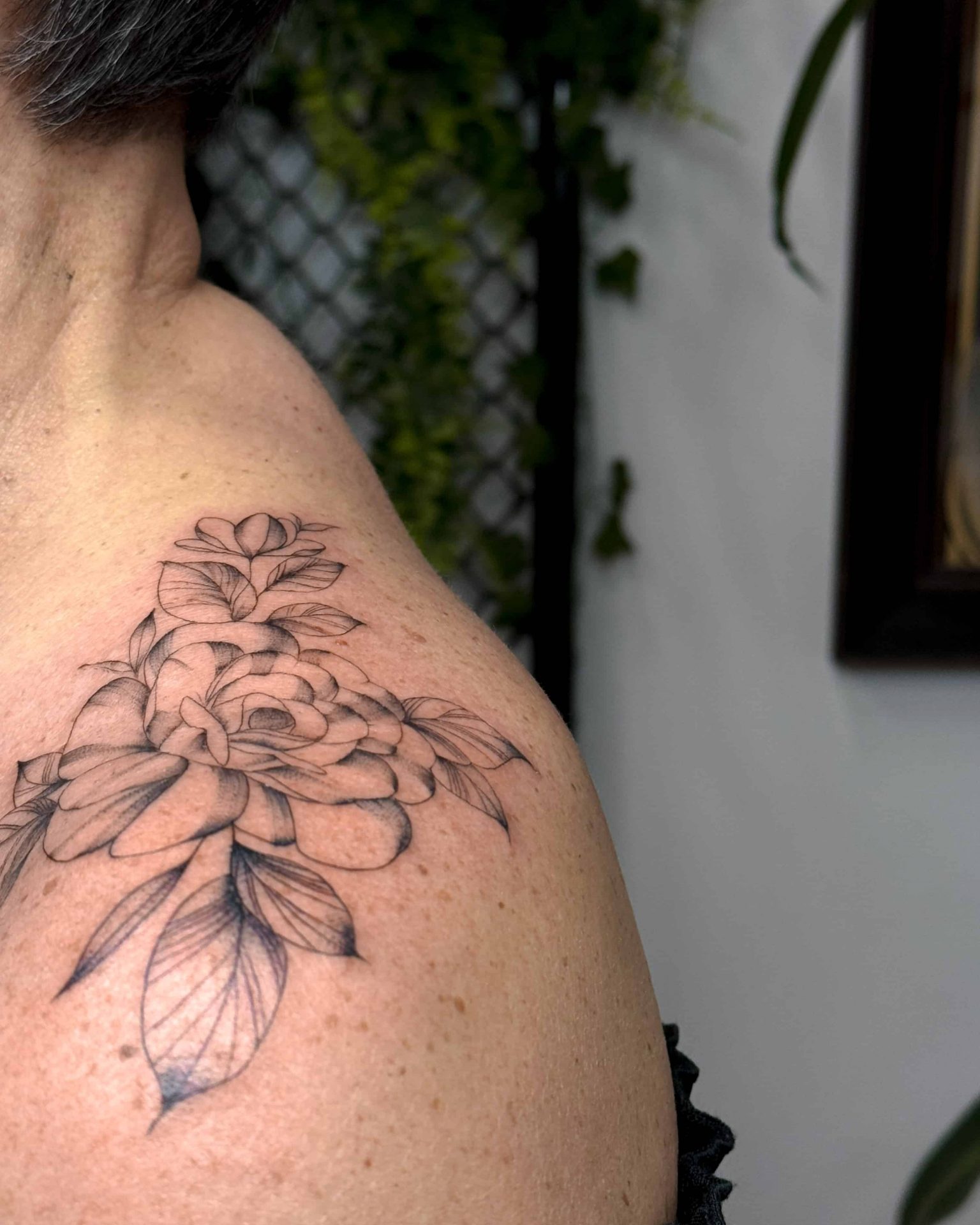 roses shoulder tattoos / Velvety red