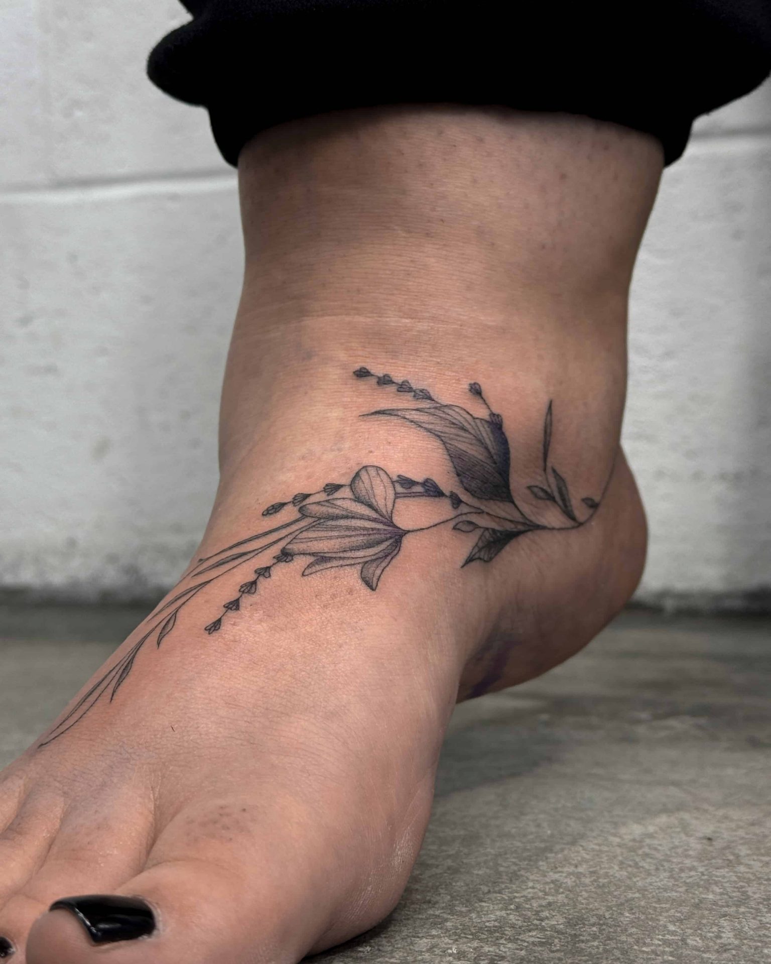 tatouages minimalistes floraux