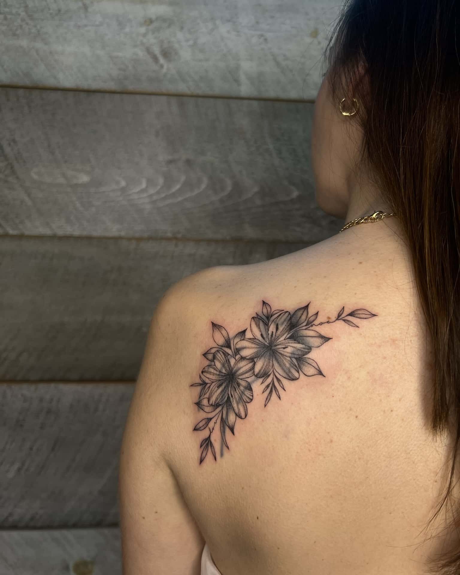 back flower tattoo de hibiscus flowers