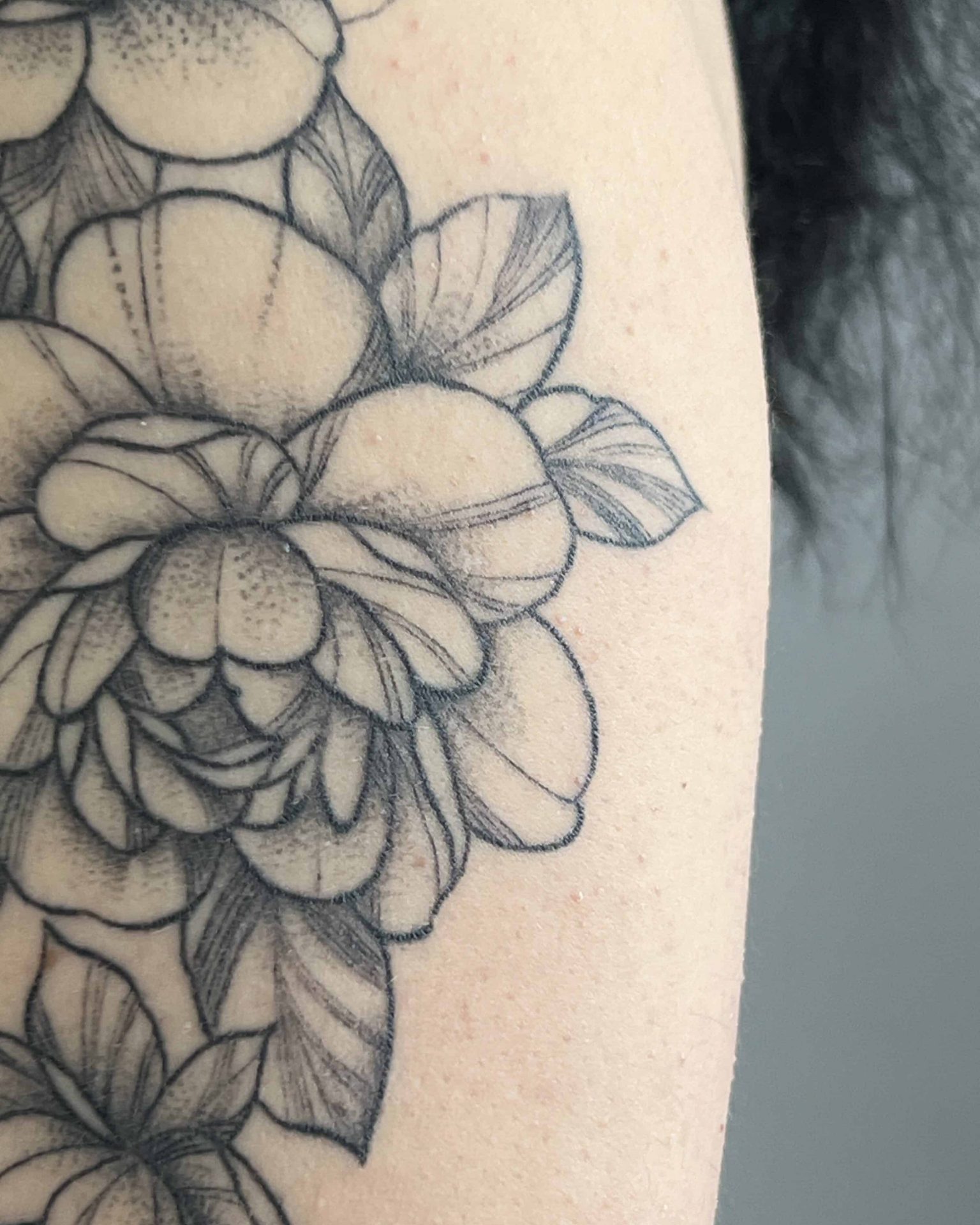 tattoo floral de peony, upper arm floral quarter sleeve tattoo lotus flower