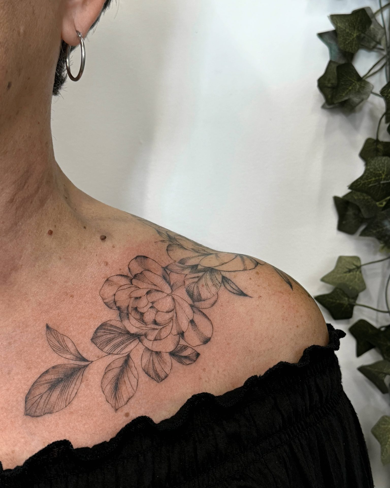 tatouage fleur minimaliste