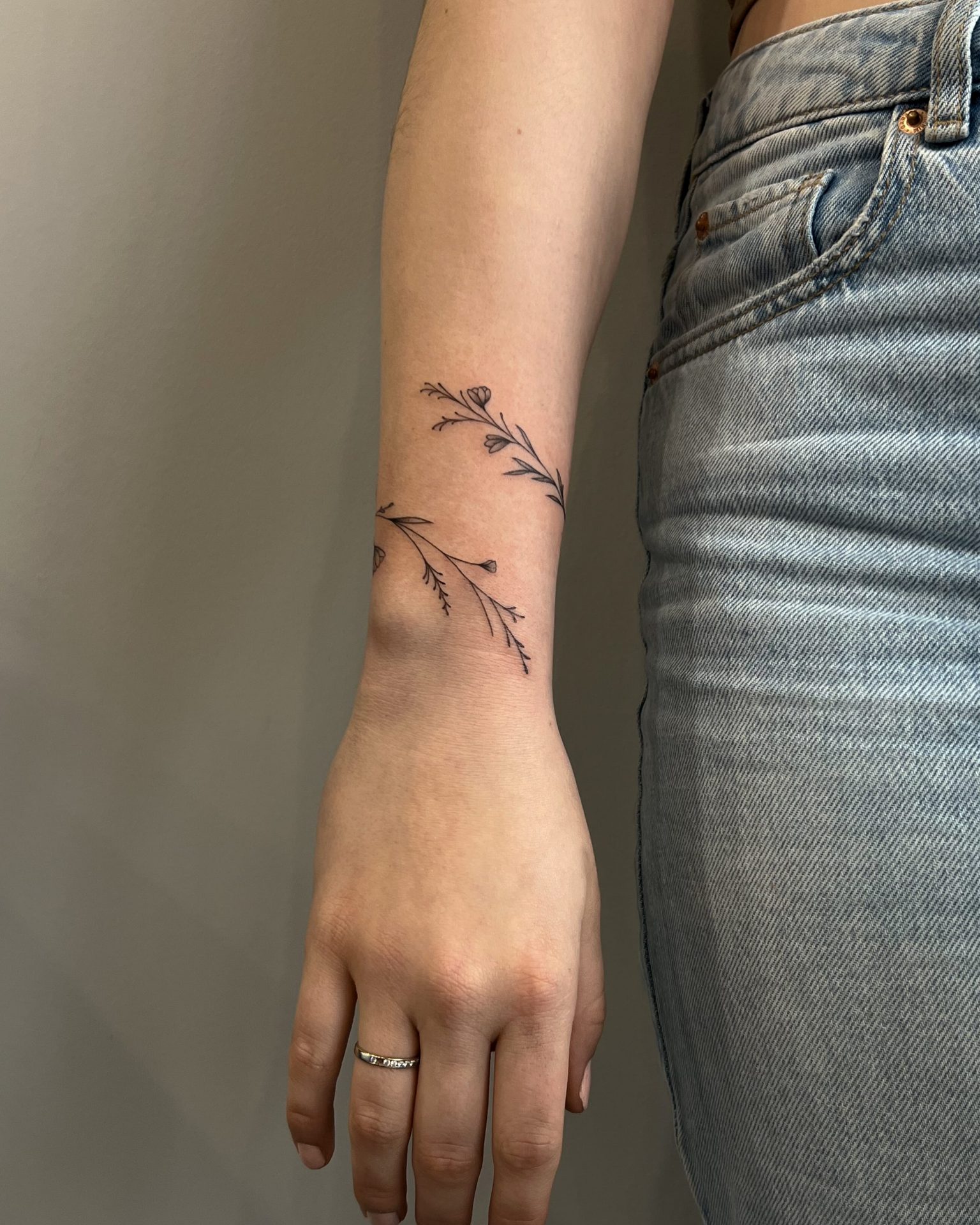 tatouage main femme, lavender