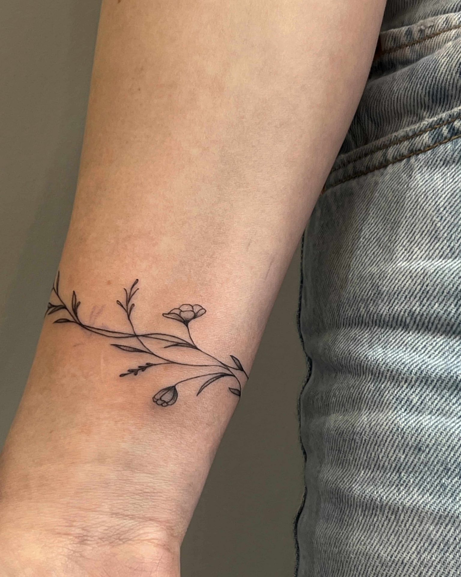 tatouages minimalistes floraux
