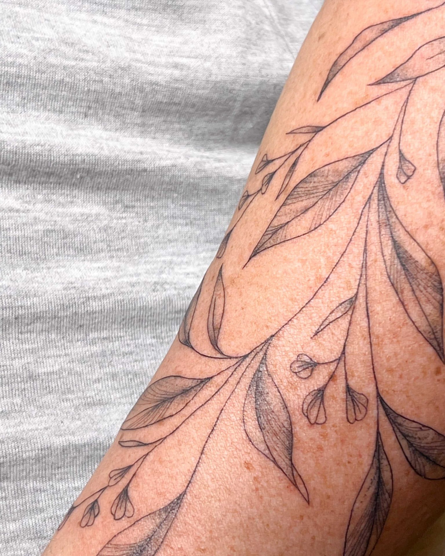 fine line flower tattoo design/ tatouage de fleurs, floral tattoo design/ illustrations florales