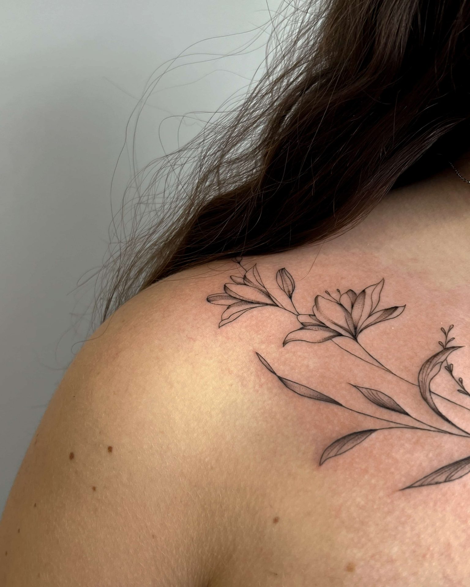 tatouage fleur minimaliste, flowers tattoo de marigolds