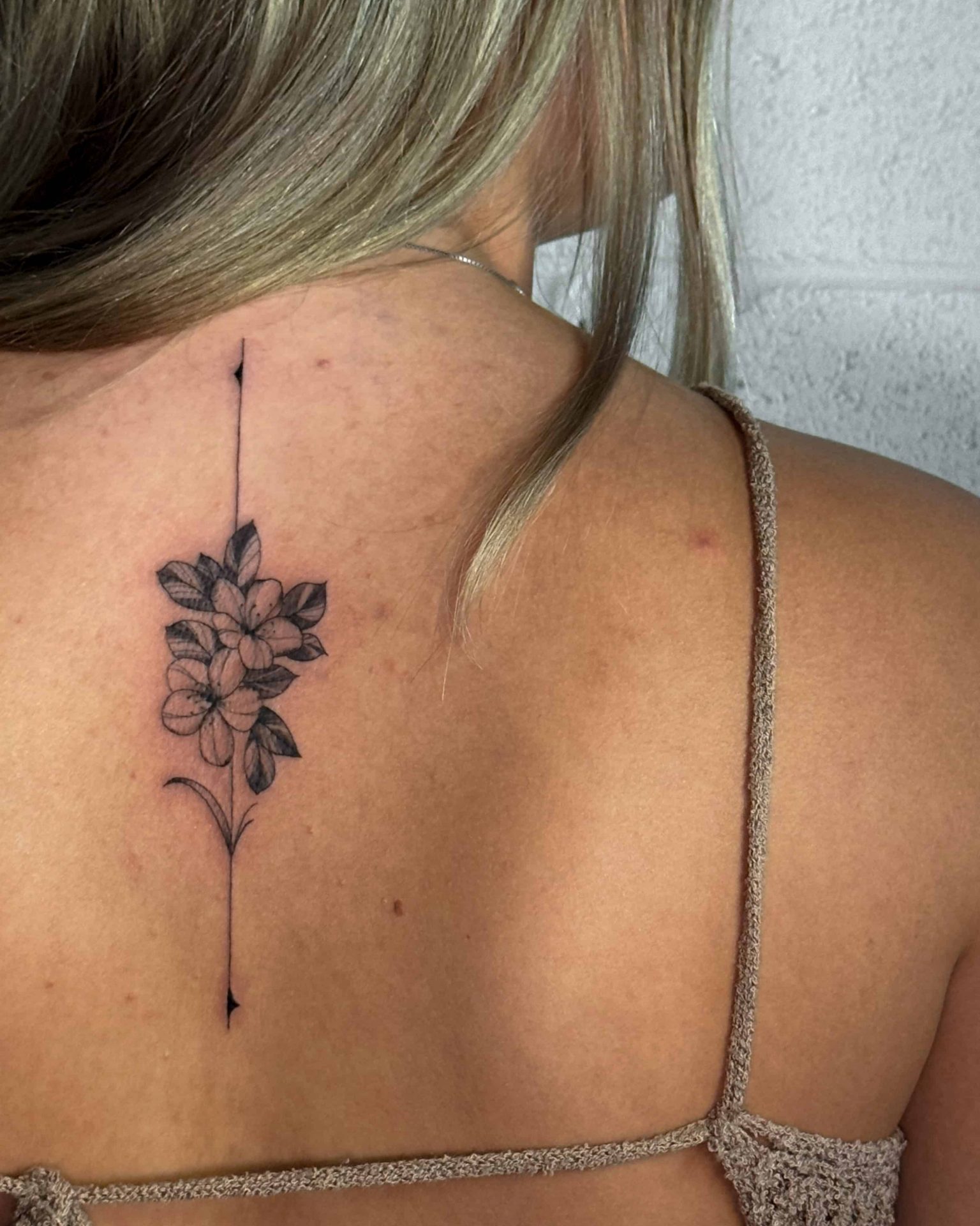 tatouages minimalistes floraux sur le dos