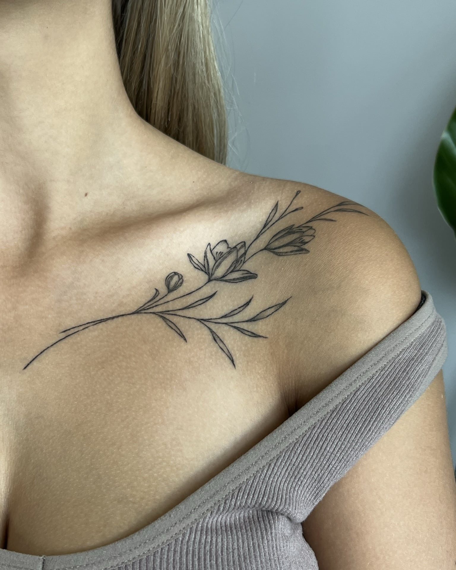 fine line flower tattoo design/ tatouage de fleurs, floral tattoo design/ illustrations florales