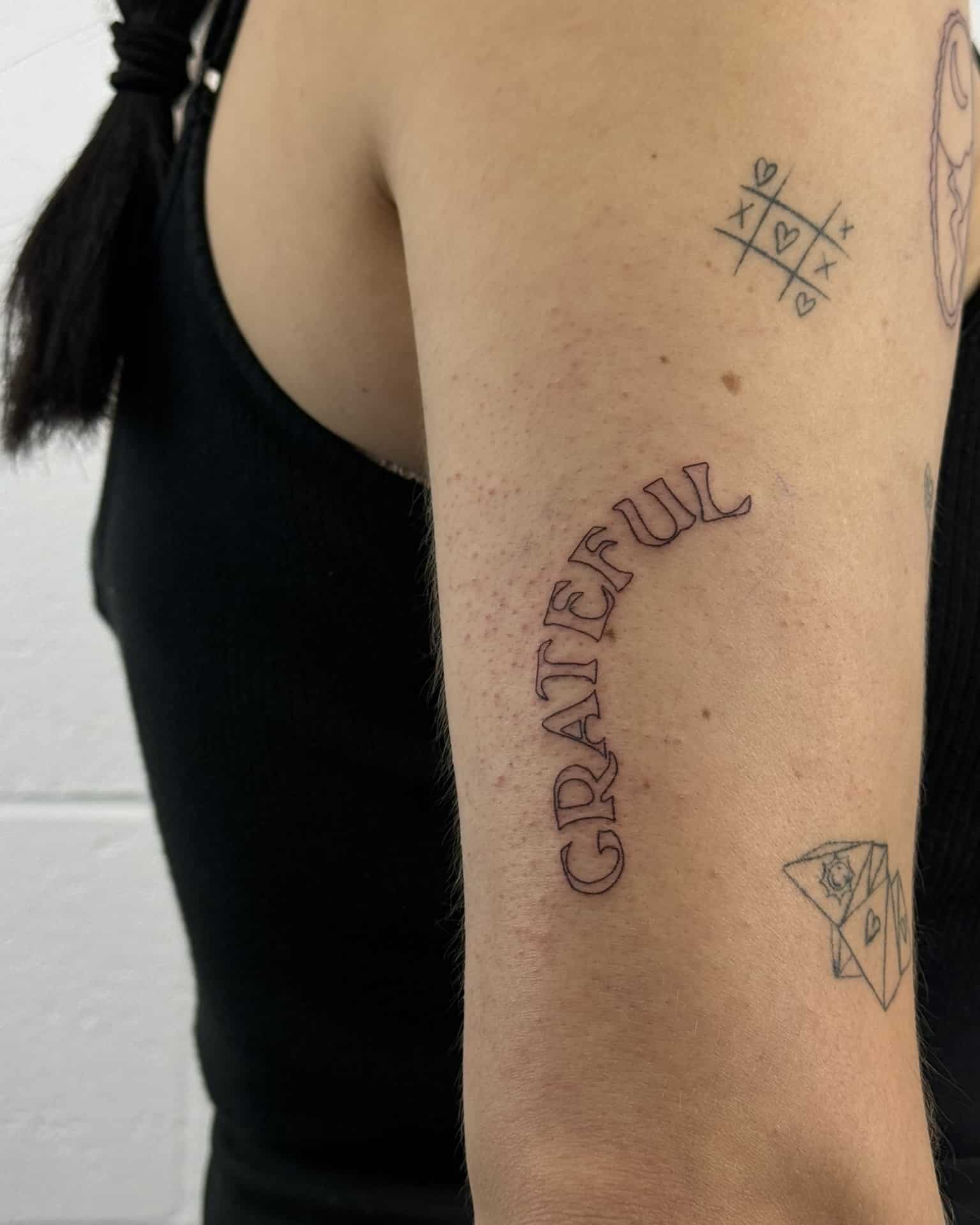 caligraphie et typographie, feminine tattoo, minimal line art, petits tatouages/ minimal tattoos