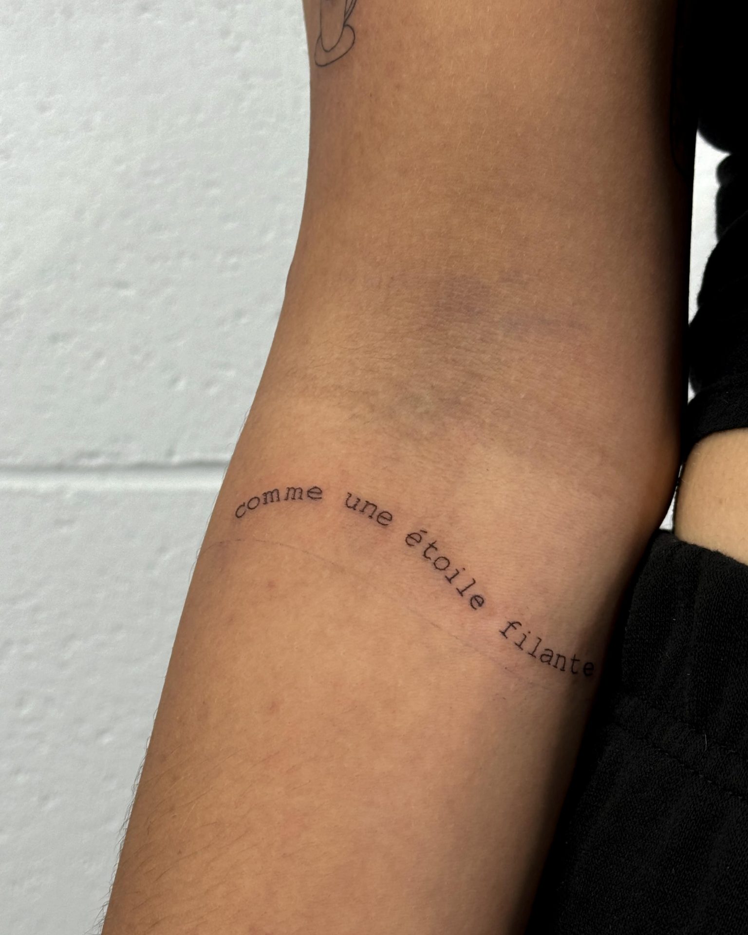 fine line tattoo Mirabel, caligraphie et typographie, feminine tattoo, minimal line art, petits tatouages/ minimal tattoos