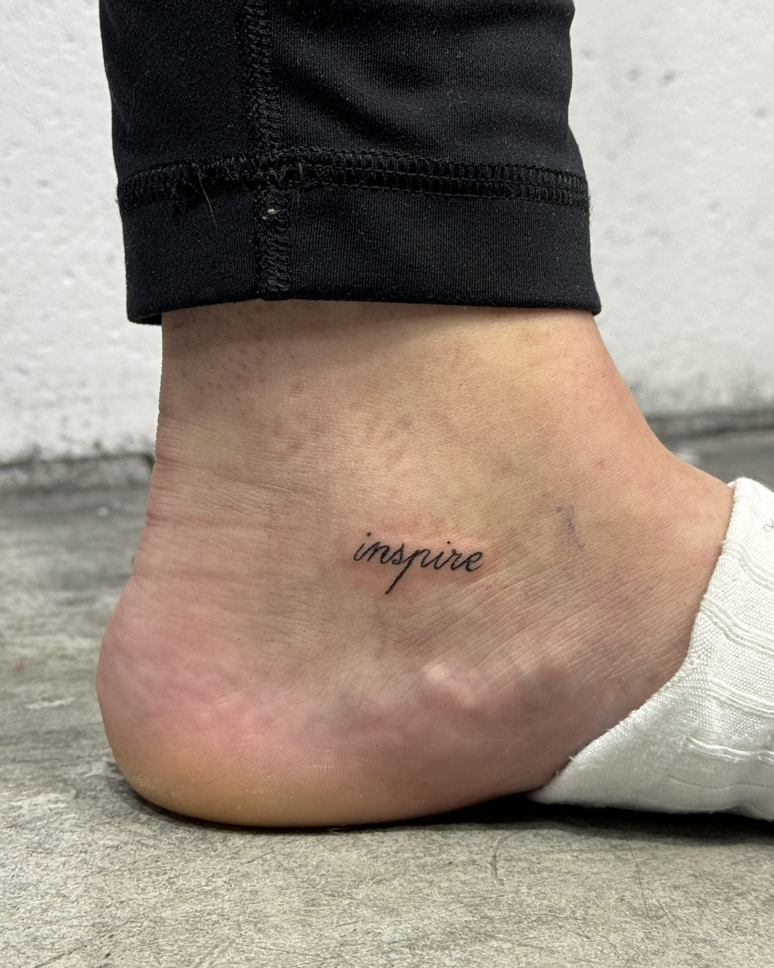 caligraphie et typographie, feminine tattoo, minimal line art, petits tatouages/ minimal tattoos