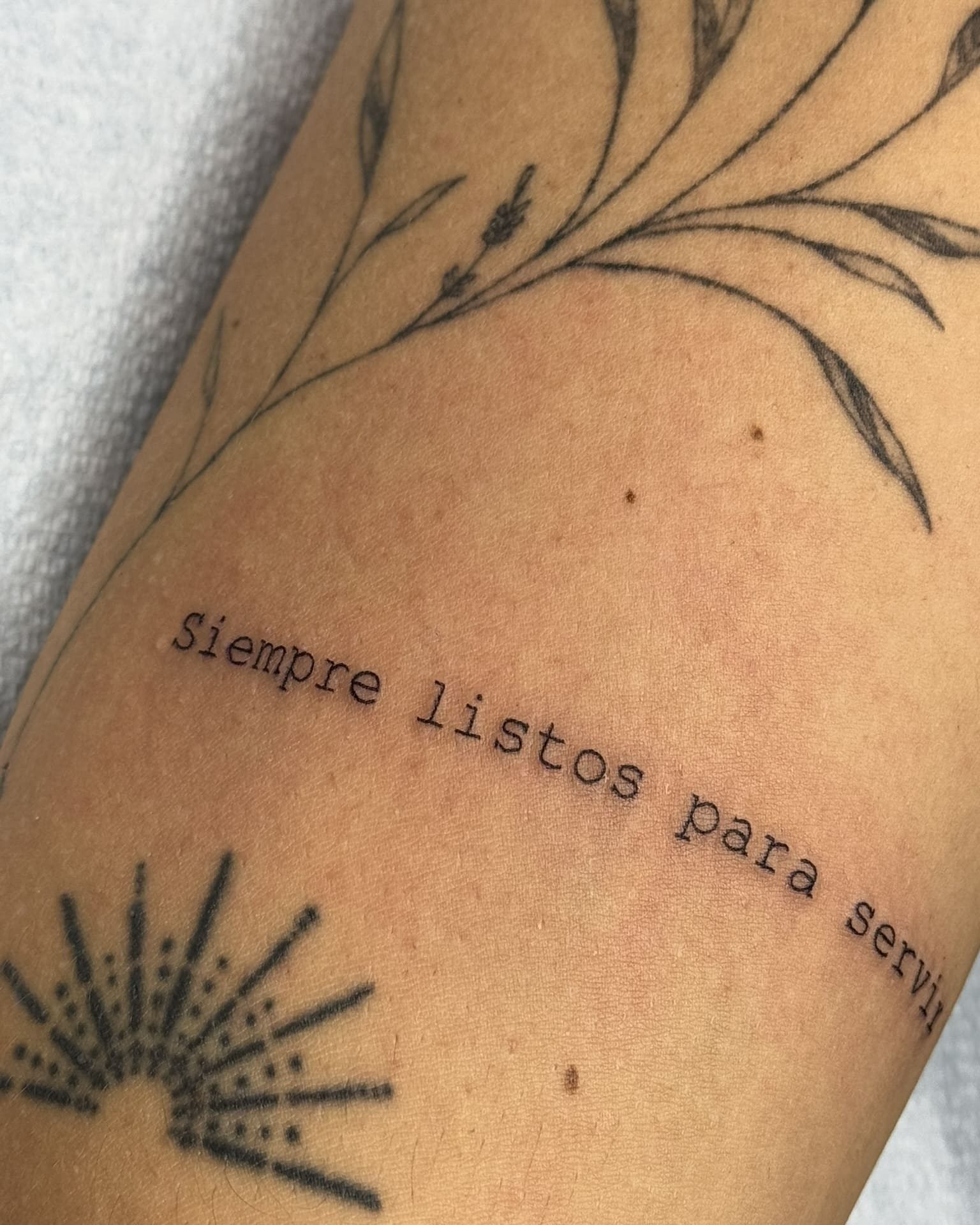 caligraphie et typographie, feminine tattoo, minimal line art, petits tatouages/ minimal tattoos