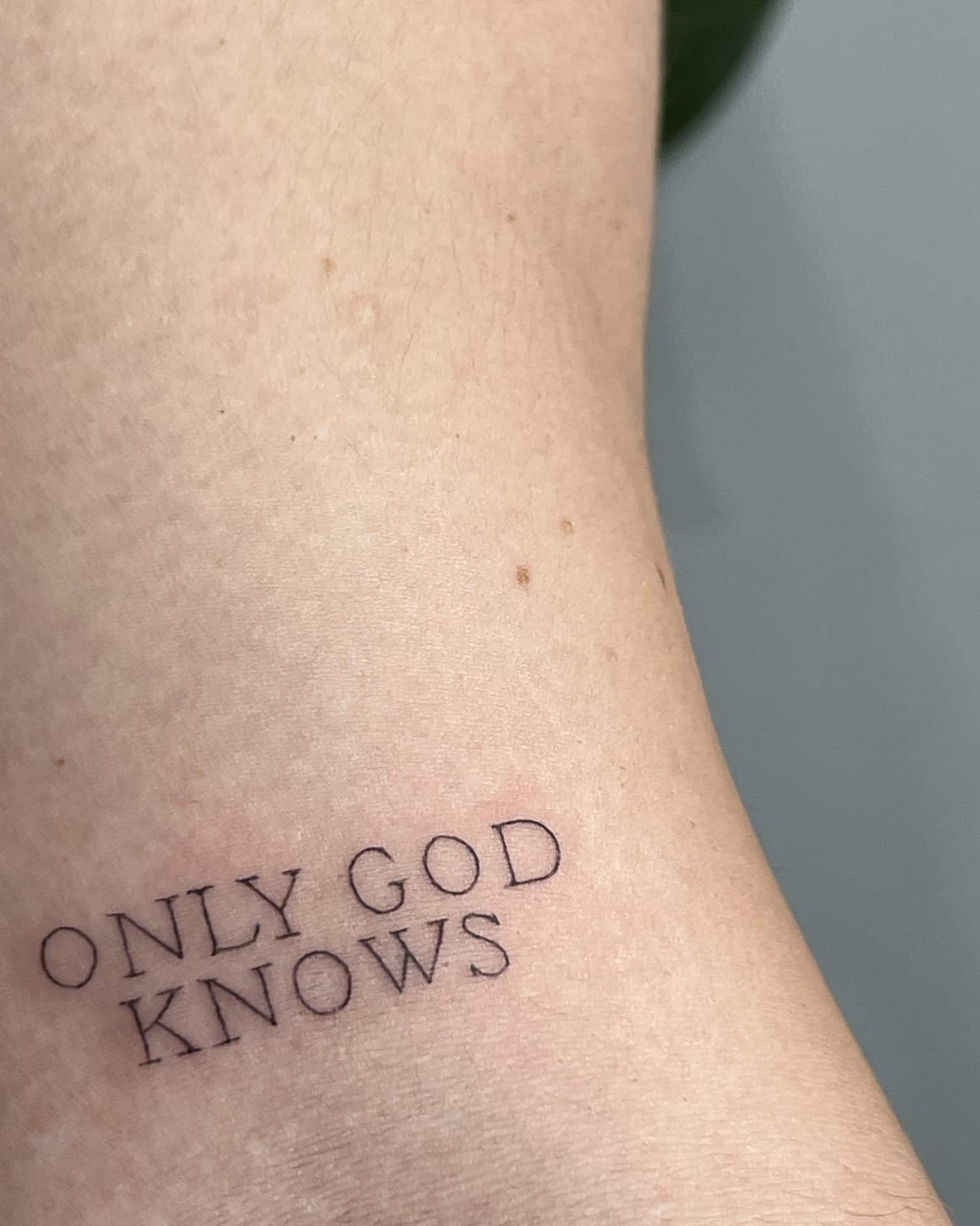 caligraphie et typographie, feminine tattoo, minimal line art, petits tatouages/ minimal tattoos