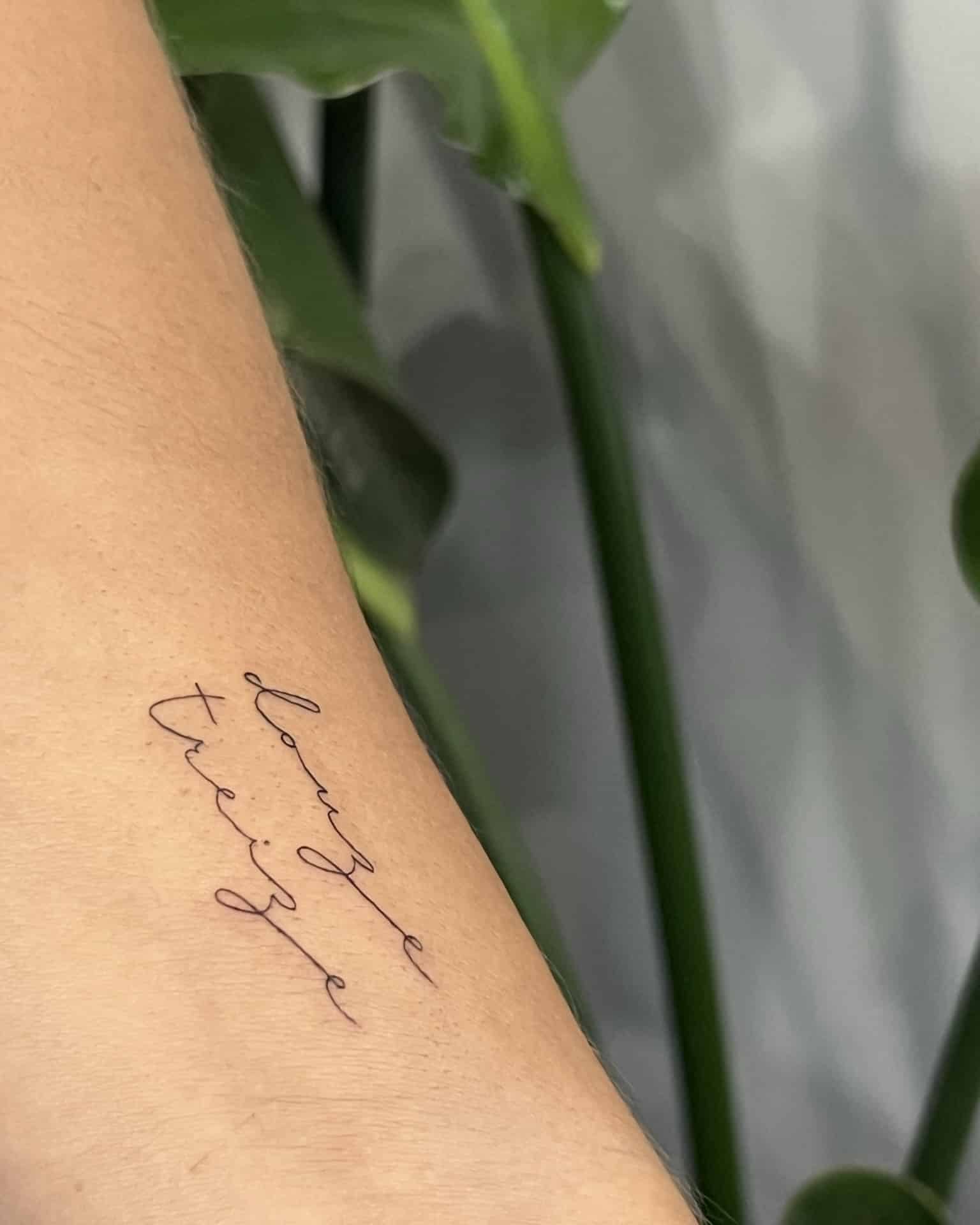 caligraphie et typographie, feminine tattoo, minimal line art, petits tatouages/ minimal tattoos